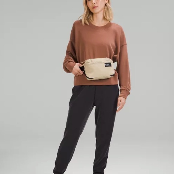 NWT Lululemon Athletica Clean Lines Belt Bag 2L in Trench - Picture 4 of 6